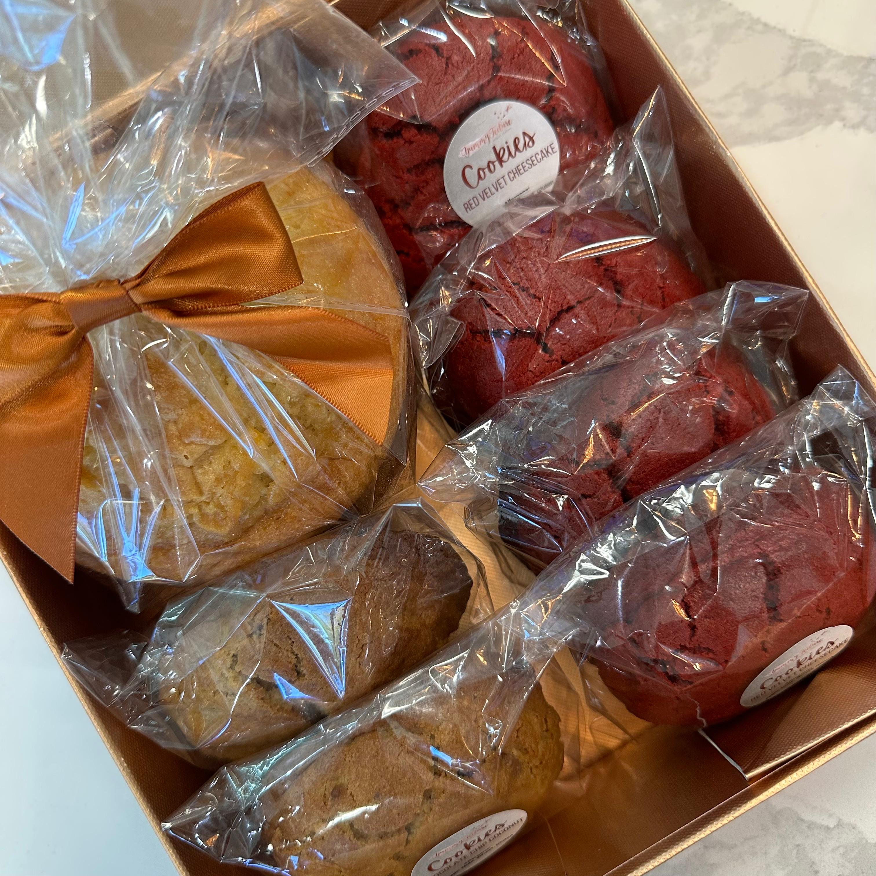 Signature gift Box - Cake + cookies
