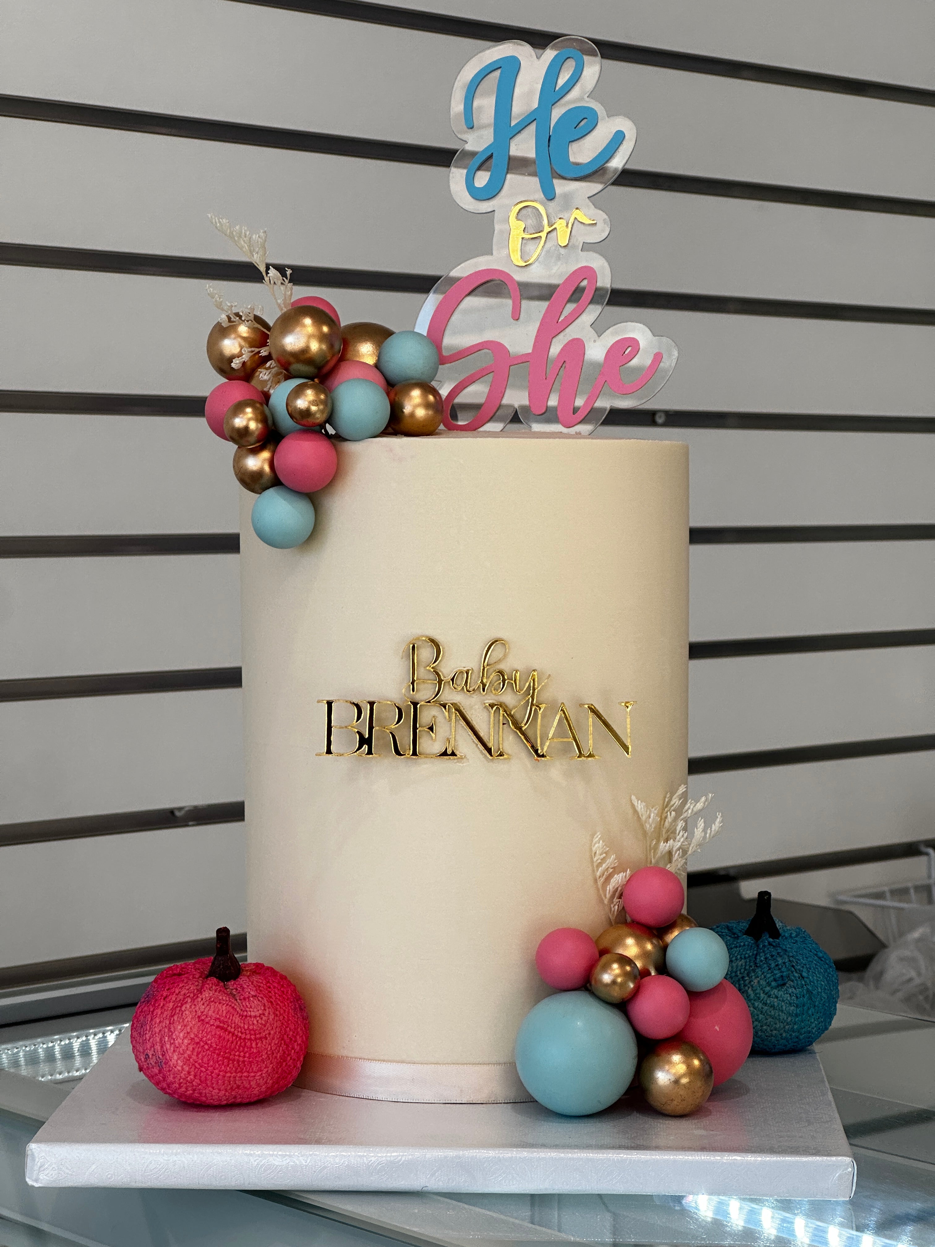 Gender Reveal Cake (Pink or Blue)